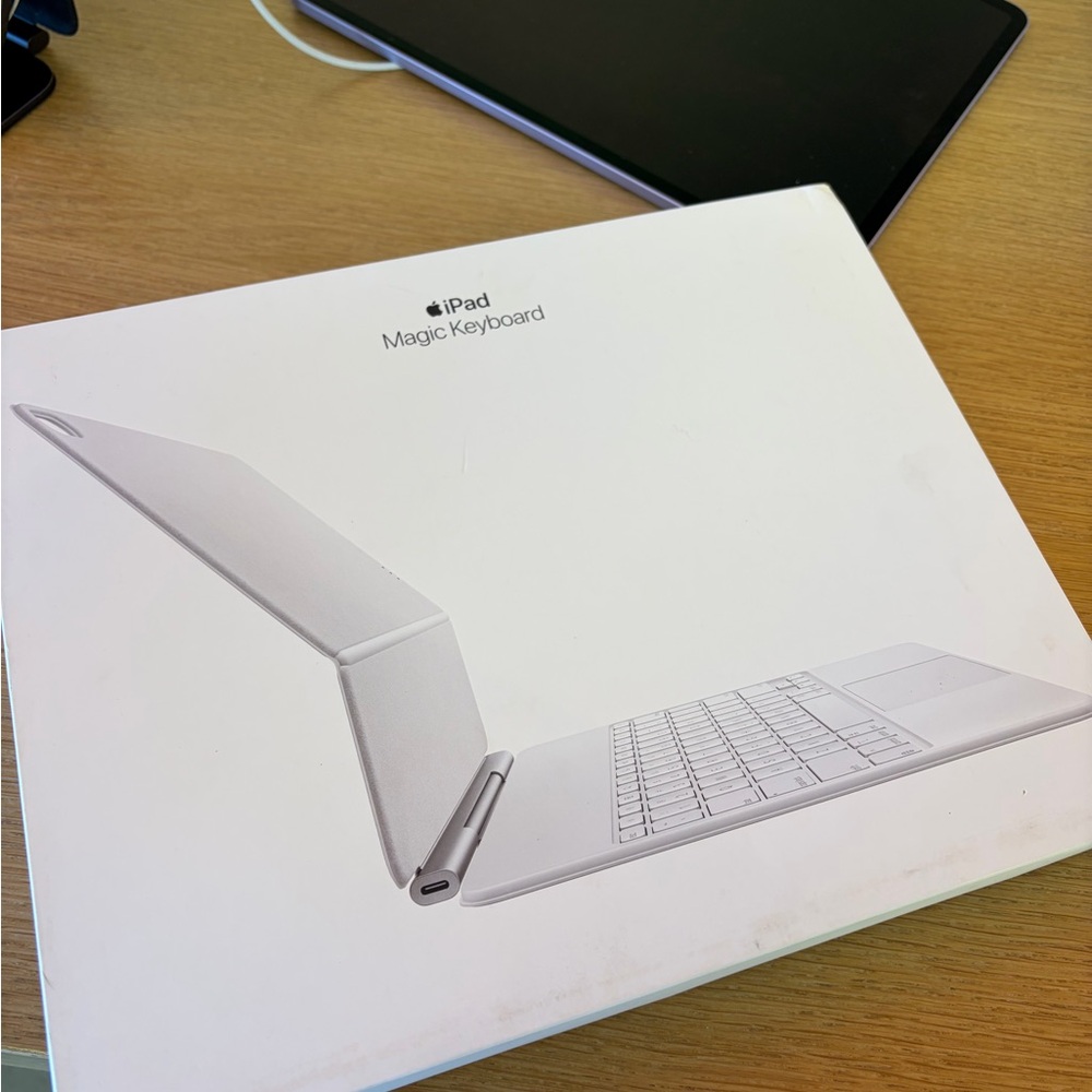 Like-New Apple Magic Keyboard for iPad Air 13-inch - Picture 4 of 8